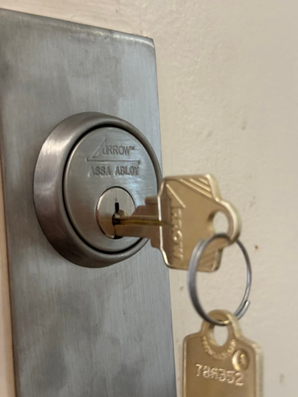 Deadbolt cylinder, keys on the ring